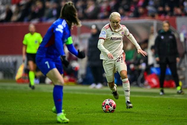 v.li.: Janni THOMSEN (Valerenga Oslo, 7) Pernille Harder (FC Bayern München, FCB, 21) am Ball, Zweikampf, Duell, duel, tackle, Dynamik, Action, Aktion, 12.11.2024, München (Deutschland), Fussball, UEFA Womens Champions League, Gruppe C, FC Bayern München - Valerenga IF Oslo