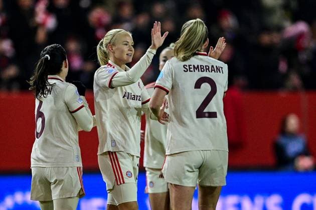 Spielerinnen des FC Bayern mit Torjubel, Jubel, Torjubel, Torerfolg, celebrate the goal, goal, celebration, Jubel ueber das Tor zum 1:0 durch Pernille Harder (FC Bayern München, FCB, 21) (2.v.li.), optimistisch, Action, Aktion, 12.11.2024, München (Deutschland), Fussball, UEFA Womens Champions League, Gruppe C, FC Bayern München - Valerenga IF Oslo