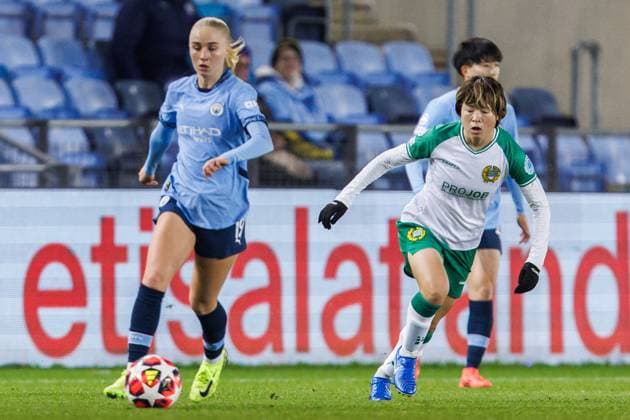241112 Laura Brown of Manchester City and Asato Miyagawa of Hammarby during the UEFA Women s Champions League football match between Manchester City and Hammarby on November 12, 2024 in Manchester. Photo: Andreas L Eriksson BILDBYRAN COP 106 AE0139 fotboll football soccer fotball uefa womens champions league manchester city hammarby dam bbeng Copyright: ANDREASxLxERIKSSON BB241112AE034
