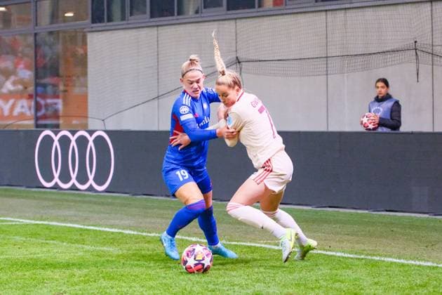 Giulia Gwinn (7, FC Bayern München) und Run Heidarsdottir Saedis (19, Valerenga IF) beim Spiel FC Bayern München v Valerenga IF, Fußball, UEFA Women s Champions League 2024 2025, 3.Spieltag am 12.11.2024 in München, FC Bayern Campus. DFL and DFB regulations prohibit any use of photographs as image sequences and or quasi-video. Bayern Deutschland