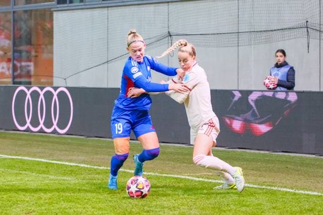 Giulia Gwinn (7, FC Bayern München) und Run Heidarsdottir Saedis (19, Valerenga IF) beim Spiel FC Bayern München v Valerenga IF, Fußball, UEFA Women s Champions League 2024 2025, 3.Spieltag am 12.11.2024 in München, FC Bayern Campus. DFL and DFB regulations prohibit any use of photographs as image sequences and or quasi-video. Bayern Deutschland