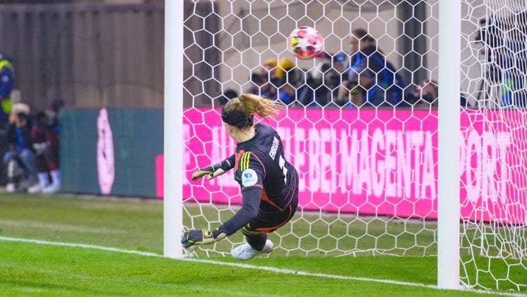 Tove Enblom (1, Valerenga IF) kann den Strafstoß nicht halten beim Spiel FC Bayern München v Valerenga IF, Fußball, UEFA Women s Champions League 2024 2025, 3.Spieltag am 12.11.2024 in München, FC Bayern Campus. DFL and DFB regulations prohibit any use of photographs as image sequences and or quasi-video. Bayern Deutschland