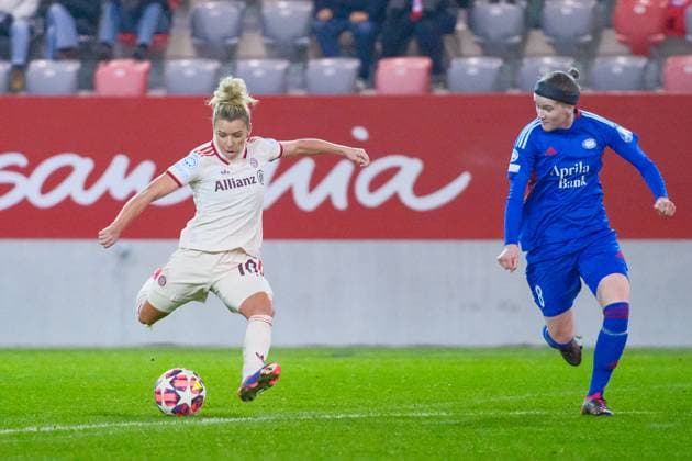 Linda Dallmann (10, FC Bayern München) und Linn Vickius (8, Valerenga IF) beim Spiel FC Bayern München v Valerenga IF, Fußball, UEFA Women s Champions League 2024 2025, 3.Spieltag am 12.11.2024 in München, FC Bayern Campus. DFL and DFB regulations prohibit any use of photographs as image sequences and or quasi-video. Bayern Deutschland