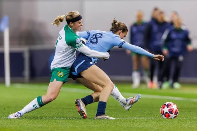 241112 Julie Blakstad of Hammarby and Kerstin Casparij of Manchester City during the UEFA Women s Champions League football match between Manchester City and Hammarby on November 12, 2024 in Manchester. Photo: Andreas L Eriksson BILDBYRAN COP 106 AE0139 fotboll football soccer fotball uefa womens champions league manchester city hammarby dam bbeng Copyright: ANDREASxLxERIKSSON BB241112AE037