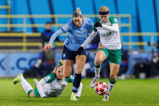241112 Alanna Kennedy of Manchester City and Julie Blakstad of Hammarby during the UEFA Women s Champions League football match between Manchester City and Hammarby on November 12, 2024 in Manchester. Photo: Andreas L Eriksson BILDBYRAN COP 106 AE0139 fotboll football soccer fotball uefa womens champions league manchester city hammarby dam bbeng Copyright: ANDREASxLxERIKSSON BB241112AE038