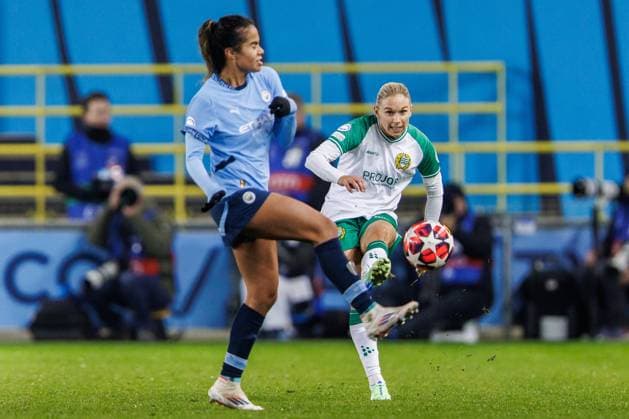 241112 Mary Fowler of Manchester City and Jonna Andersson of Hammarby during the UEFA Women s Champions League football match between Manchester City and Hammarby on November 12, 2024 in Manchester. Photo: Andreas L Eriksson BILDBYRAN COP 106 AE0139 fotboll football soccer fotball uefa womens champions league manchester city hammarby dam bbeng Copyright: ANDREASxLxERIKSSON BB241112AE039