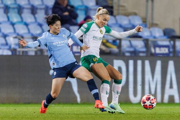 241112 Aoba Fujino of Manchester City and Stina Lennartsson of Hammarby during the UEFA Women s Champions League football match between Manchester City and Hammarby on November 12, 2024 in Manchester. Photo: Andreas L Eriksson BILDBYRAN COP 106 AE0139 fotboll football soccer fotball uefa womens champions league manchester city hammarby dam bbeng Copyright: ANDREASxLxERIKSSON BB241112AE040