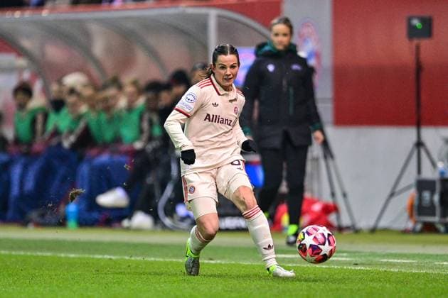 Tuva Hansen (FC Bayern München, FCB, 6) am Ball, Freisteller, Ganzkörper, Einzelbild, Aktion, Action, 12.11.2024, München (Deutschland), Fussball, UEFA Womens Champions League, Gruppe C, FC Bayern München - Valerenga IF Oslo