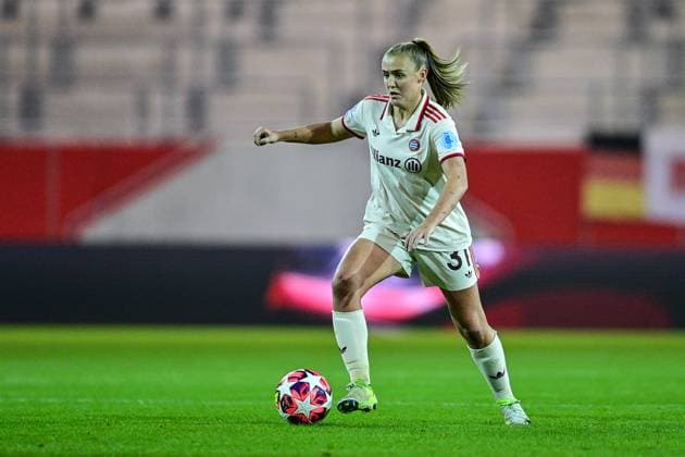 Georgia Stanway (FC Bayern München, FCB, 31) am Ball, Freisteller, Ganzkörper, Einzelbild, Aktion, Action, 12.11.2024, München (Deutschland), Fussball, UEFA Womens Champions League, Gruppe C, FC Bayern München - Valerenga IF Oslo