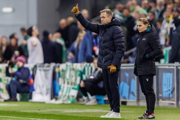 241112 head coach Martin Sjögren of Hammarby during the UEFA Women s Champions League football match between Manchester City and Hammarby on November 12, 2024 in Manchester. Photo: Andreas L Eriksson BILDBYRAN COP 106 AE0139 fotboll football soccer fotball uefa womens champions league manchester city hammarby dam bbeng Copyright: ANDREASxLxERIKSSON BB241112AE047