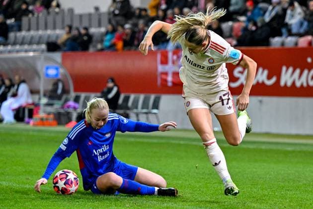 v.li.: Sara HORTE (Valerenga Oslo, 2) Klara Bühl (FC Bayern München, FCB, 17) im Zweikampf, Duell, duel, tackle, Dynamik, Action, Aktion, 12.11.2024, München (Deutschland), Fussball, UEFA Womens Champions League, Gruppe C, FC Bayern München - Valerenga IF Oslo