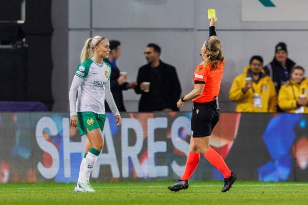 241112 Stina Lennartsson of Hammarby is shown a yellow card during the UEFA Women s Champions League football match between Manchester City and Hammarby on November 12, 2024 in Manchester. Photo: Andreas L Eriksson BILDBYRAN COP 106 AE0139 fotboll football soccer fotball uefa womens champions league manchester city hammarby dam bbeng Copyright: ANDREASxLxERIKSSON BB241112AE048