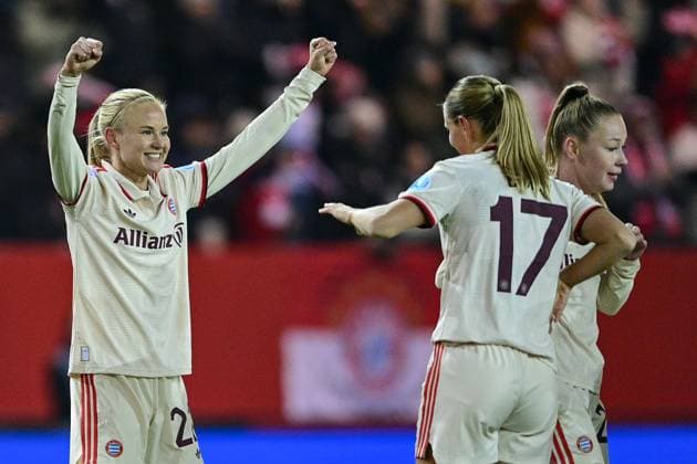 v.li.: Pernille Harder (FC Bayern München, FCB, 21) Klara Bühl (FC Bayern München, FCB, 17) Weronika Zawistowska (FC Bayern München, FCB, 24) mit Torjubel, Jubel, Torjubel, Torerfolg, celebrate the goal, goal, celebration, Jubel ueber das Tor zum 1:0 durvh Pernille Harder (FC Bayern München, FCB, 21) , optimistisch, Action, Aktion, 12.11.2024, München (Deutschland), Fussball, UEFA Womens Champions League, Gruppe C, FC Bayern München - Valerenga IF Oslo