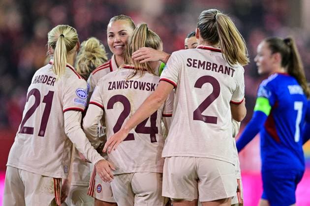 Spielerinnen des FC Bayern mit Torjubel, Jubel, Torjubel, Torerfolg, celebrate the goal, goal, celebration, Jubel ueber das Tor zum 1:0 durch Pernille Harder (FC Bayern München, FCB, 21), optimistisch, Action, Aktion, 12.11.2024, München (Deutschland), Fussball, UEFA Womens Champions League, Gruppe C, FC Bayern München - Valerenga IF Oslo