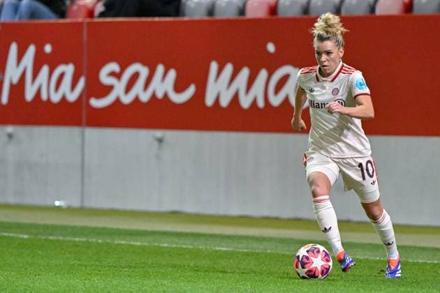 Linda Dallmann (FC Bayern München, FCB, 10) am Ball, Freisteller, Ganzkörper, Einzelbild, Aktion, Action, 12.11.2024, München (Deutschland), Fussball, UEFA Womens Champions League, Gruppe C, FC Bayern München - Valerenga IF Oslo