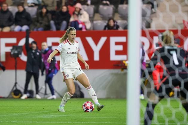 Klara Buehl (FC Bayern Muenchen, 17) mit Ball im Strafraum, mit Tove Enblom (Valerenga IF, 01), FC Bayern Muenchen vs. Valerenga IF, Fussball, UEFA Women s Champions League, Gruppenrunde, 3. Spieltag, Saison 2024 2025, 12.11.2024, FC Bayern Muenchen vs. Valerenga IF, Fussball, UEFA Women s Champions League, Gruppenrunde, 3. Spieltag, Saison 2024 2025, 12.11.2024 Muenchen Copyright: xEibner-Pressefoto JennixMaulx EP_JML
