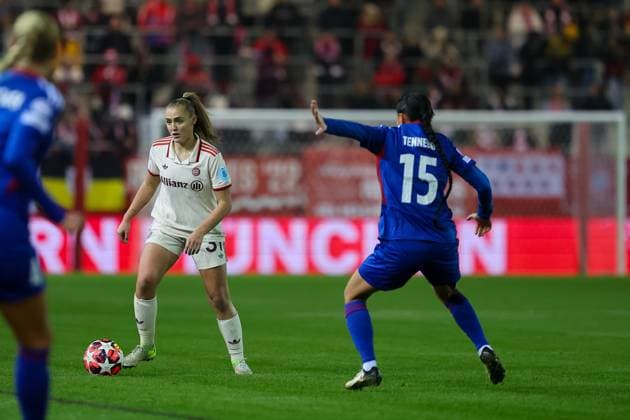 Georgia Standway (FC Bayern Muenchen, 31) mit Ball, mit Ylinn Tenneboe (Valerenga IF, 15), FC Bayern Muenchen vs. Valerenga IF, Fussball, UEFA Women s Champions League, Gruppenrunde, 3. Spieltag, Saison 2024 2025, 12.11.2024, FC Bayern Muenchen vs. Valerenga IF, Fussball, UEFA Women s Champions League, Gruppenrunde, 3. Spieltag, Saison 2024 2025, 12.11.2024 Muenchen Copyright: xEibner-Pressefoto JennixMaulx EP_JML