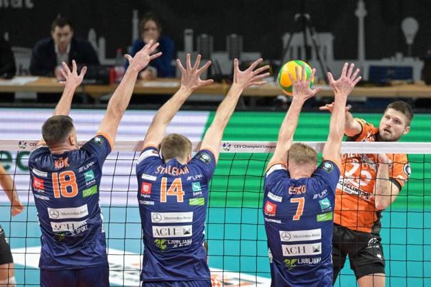 Berlin, Deutschland 12. November 2024: CL Volleyball - 2024 2025 - Berlin Recycling Volleys vs. ACH Volley Ljubljana Im Bild: v. li. im Zweikampf Metej Kok (ACH Volley Ljubljana), Saso Stalekar (ACH Volley Ljubljana), Mikko Esko (ACH Volley Ljubljana), Ruben Schott (BR Volleys) Copyright: xFotostandx xReuhlx