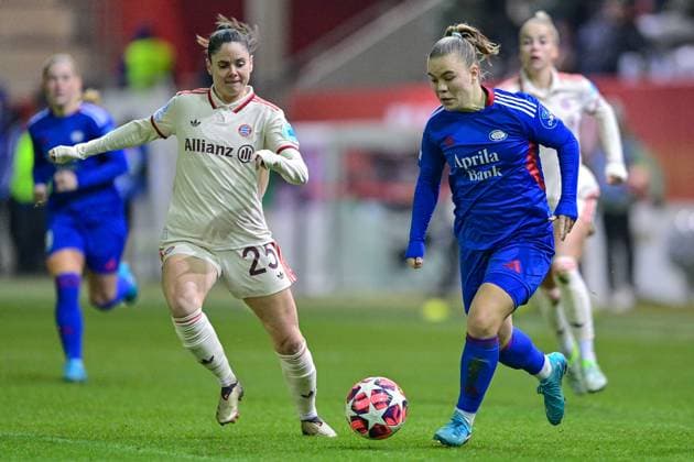 v.li.: Sarah Zadrazil (FC Bayern München, FCB, 25) Olaug TVEDTEN (Valerenga Oslo, 10) im Zweikampf, Duell, duel, tackle, Dynamik, Action, Aktion, 12.11.2024, München (Deutschland), Fussball, UEFA Womens Champions League, Gruppe C, FC Bayern München - Valerenga IF Oslo