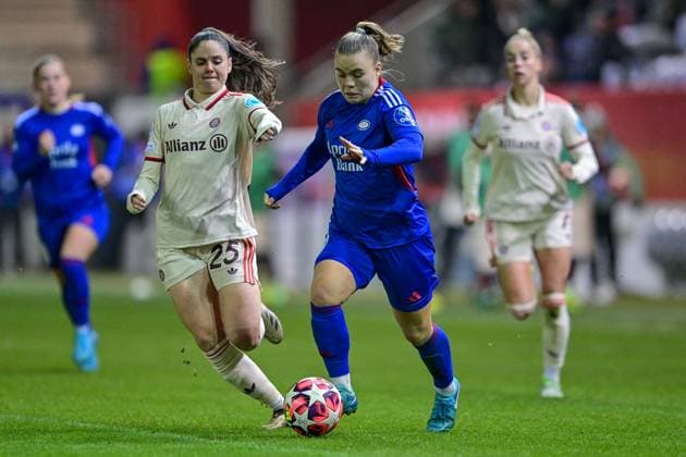 v.li.: Sarah Zadrazil (FC Bayern München, FCB, 25) Olaug TVEDTEN (Valerenga Oslo, 10) im Zweikampf, Duell, duel, tackle, Dynamik, Action, Aktion, 12.11.2024, München (Deutschland), Fussball, UEFA Womens Champions League, Gruppe C, FC Bayern München - Valerenga IF Oslo