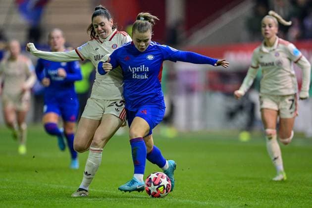 v.li.: Sarah Zadrazil (FC Bayern München, FCB, 25) Olaug TVEDTEN (Valerenga Oslo, 10) im Zweikampf, Duell, duel, tackle, Dynamik, Action, Aktion, 12.11.2024, München (Deutschland), Fussball, UEFA Womens Champions League, Gruppe C, FC Bayern München - Valerenga IF Oslo