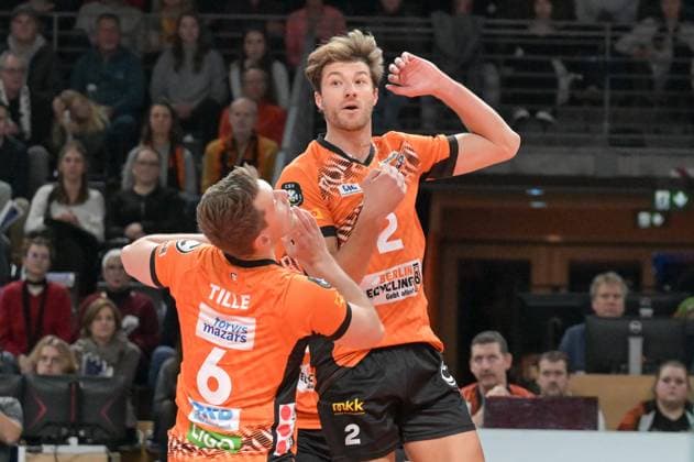 Berlin, Deutschland 12. November 2024: CL Volleyball - 2024 2025 - Berlin Recycling Volleys vs. ACH Volley Ljubljana Im Bild: v.li. Johannes Tille (BR Volleys), Matthew Knigge (BR Volleys) Copyright: xFotostandx xReuhlx