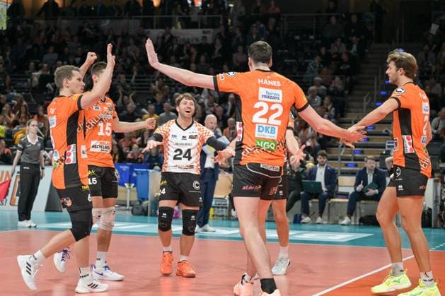 Berlin, Deutschland 12. November 2024: CL Volleyball - 2024 2025 - Berlin Recycling Volleys vs. ACH Volley Ljubljana Im Bild: Jubel bei den Berlinern v.li: Johannes Tille (BR Volleys), Moritz Reichert (BR Volleys), Kyle Dagostino (BR Volleys), Jake Hanes (BR Volleys), Matthew Knigge (BR Volleys) Copyright: xFotostandx xReuhlx