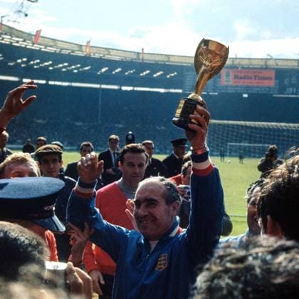 Archivbilder der Woche SPORT KW46 Alf Ramsey 1966 World Cup Final 30 July 1966, Wembley - FIFA World Cup, WM, Weltmeisterschaft, Fussball Final - England v West Germany - England manager Sir Alf Ramsey holds the Jules Rimet trophy aloft - Photo: Gerry Cranham London UK *** Alf Ramsey Endspiel der Fußballweltmeisterschaft 1966 30. Juli 1966, Wembley Endspiel der FIFA Fußballweltmeisterschaft England gegen Westdeutschland England-Manager Sir Alf Ramsey hält die Jules-Rimet-Trophäe in die Höhe Foto Gerry Cranham London UK  Copyright: xGerryxCranhamx xOffsidexOffside
