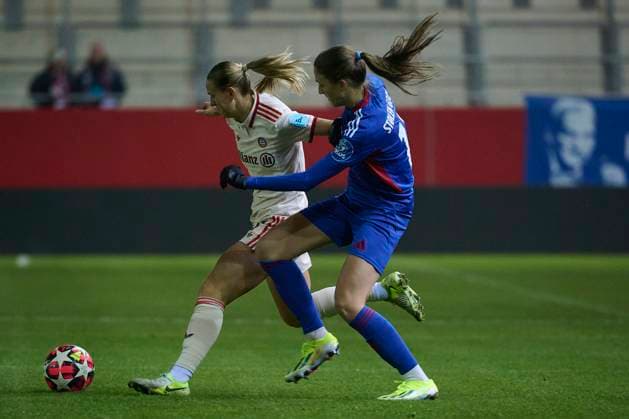 2024 25 UEFA Women™s Champions League FC Bayern München Frauen vs Valerenga Oslo, Croup C, Matchday 3, Saison 2024 2025, FC Bayern München Frauen vs Valerenga Oslo, GER, 2024-11-12, FC Bayern Campus München, BÜHL Klara (FC Bayern München 17), GODo Emma (Valerenga Oslo 11), sportworld München FC Bayern Campus Bayern Deutschland