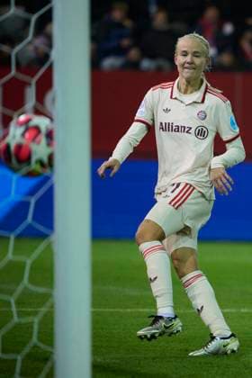 2024 25 UEFA Women™s Champions League FC Bayern München Frauen vs Valerenga Oslo, Croup C, Matchday 3, Saison 2024 2025, FC Bayern München Frauen vs Valerenga Oslo, GER, 2024-11-12, FC Bayern Campus München, Tor durch HARDER Pernille (FC Bayern München 21), sportworld München FC Bayern Campus Bayern Deutschland