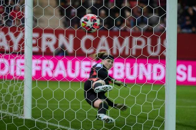 2024 25 UEFA Women™s Champions League FC Bayern München Frauen vs Valerenga Oslo, Croup C, Matchday 3, Saison 2024 2025, FC Bayern München Frauen vs Valerenga Oslo, GER, 2024-11-12, FC Bayern Campus München, Tor - Elfmeter durch GWINN Giulia (FC Bayern München 7), sportworld München FC Bayern Campus Bayern Deutschland