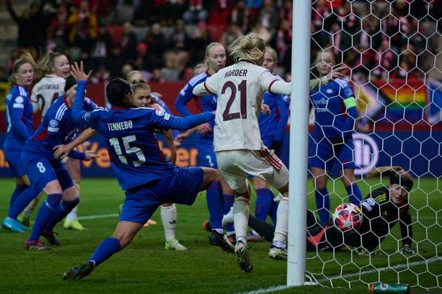 2024 25 UEFA Women™s Champions League FC Bayern München Frauen vs Valerenga Oslo, Croup C, Matchday 3, Saison 2024 2025, FC Bayern München Frauen vs Valerenga Oslo, GER, 2024-11-12, FC Bayern Campus München, HARDER Pernille (FC Bayern München 21), sportworld München FC Bayern Campus Bayern Deutschland