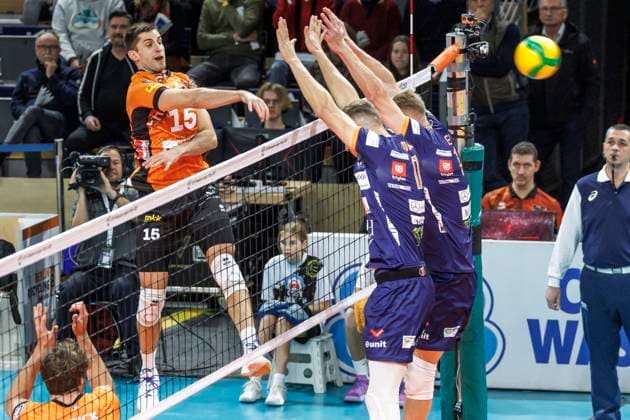 12.11.24, Berlin, Volleyball: CEV Champions League, Maenner, Spieltag 1, BR Volleys gegen ACH Volley Ljubljana, Max-Schmeling-Halle. Berlins Moritz Reichert spielt den Ball über das Netz. BR Volleys - ACH Volley Ljubljana