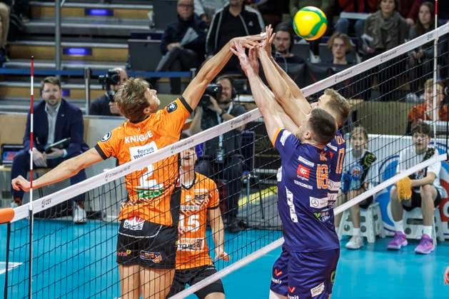 12.11.24, Berlin, Volleyball: CEV Champions League, Maenner, Spieltag 1, BR Volleys gegen ACH Volley Ljubljana, Max-Schmeling-Halle. Berlins Matthew Knigge spielt den Ball über das Netz. BR Volleys - ACH Volley Ljubljana