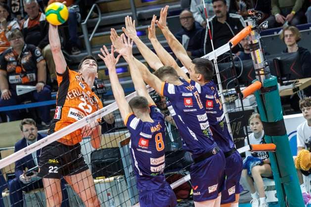 12.11.24, Berlin, Volleyball: CEV Champions League, Maenner, Spieltag 1, BR Volleys gegen ACH Volley Ljubljana, Max-Schmeling-Halle. Berlins Jake Hanes spielt den Ball über das Netz. BR Volleys - ACH Volley Ljubljana