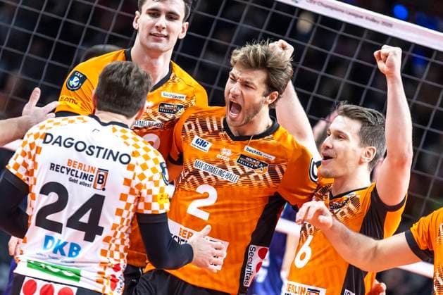 12.11.24, Berlin, Volleyball: CEV Champions League, Maenner, Spieltag 1, BR Volleys gegen ACH Volley Ljubljana, Max-Schmeling-Halle. Berlins Matthew Knigge und Berlins Johannes Tille freuen sich über den erspielten Punkt. BR Volleys - ACH Volley Ljubljana