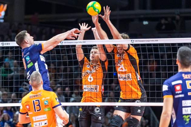 12.11.24, Berlin, Volleyball: CEV Champions League, Maenner, Spieltag 1, BR Volleys gegen ACH Volley Ljubljana, Max-Schmeling-Halle. Berlins Johannes Tille und Berlins Tobias Krick blocken den Ball. BR Volleys - ACH Volley Ljubljana