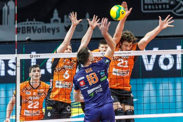 12.11.24, Berlin, Volleyball: CEV Champions League, Maenner, Spieltag 1, BR Volleys gegen ACH Volley Ljubljana, Max-Schmeling-Halle. Berlins Johannes Tille und Berlins Tobias Krick blocken den Ball. BR Volleys - ACH Volley Ljubljana