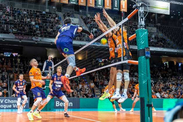 Sport Bilder des Tages 12.11.24, Berlin, Volleyball: CEV Champions League, Maenner, Spieltag 1, BR Volleys gegen ACH Volley Ljubljana, Max-Schmeling-Halle. Berlins Moritz Reichert blockt den Ball. BR Volleys - ACH Volley Ljubljana