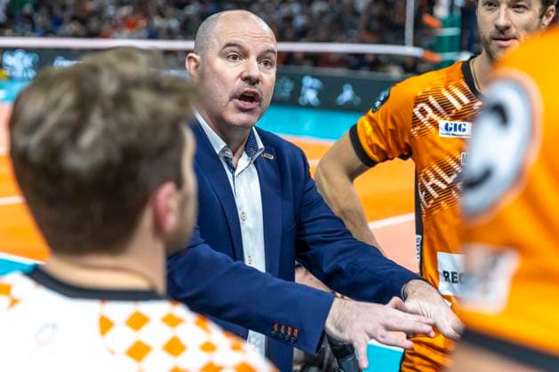 12.11.24, Berlin, Volleyball: CEV Champions League, Maenner, Spieltag 1, BR Volleys gegen ACH Volley Ljubljana, Max-Schmeling-Halle. Trainer Joel Banks der Berlin Volleys bespricht sich mit seiner Mannschaft. BR Volleys - ACH Volley Ljubljana