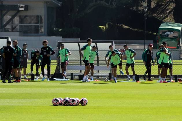 Mexico national team, Nationalteam Training Players of the Mexican national soccer team perform warm-up exercises during a training session before their Concacaf Nations League match against the Honduras national team at the High Performance Center in Mexico City, Mexico, on November 12, 2024. MÃ xico City Mexico  Copyright: xJosexLuisxToralesx originalFilename:torales-notitle241112_npgzH.jpg