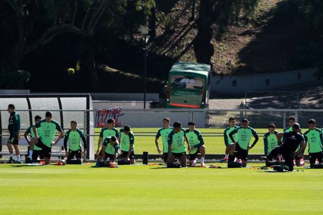 Mexico national team, Nationalteam Training Players of the Mexican national soccer team perform warm-up exercises during a training session before their Concacaf Nations League match against the Honduras national team at the High Performance Center in Mexico City, Mexico, on November 12, 2024. MÃ xico City Mexico  Copyright: xJosexLuisxToralesx originalFilename:torales-notitle241112_nplri.jpg