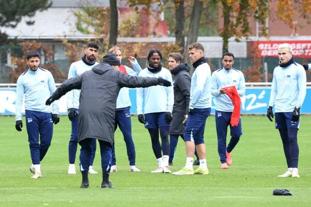 DEU, DFL, 2. FBL Hertha BSC, Training, 13.11.2024, Sportforum, Berlin, DEU, DFL, 2. FBL Hertha BSC, Training, im Bild Cheftrainer Cristian Fiel (Hertha BSC Berlin), Hertha-Spielerkreis DFL - regulations prohibit any use of Photographs as image sequences and or quasi-video Foto: Juergen Engler nordphoto GmbH