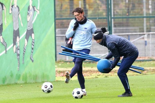 DEU, DFL, 2. FBL Hertha BSC, Training, 13.11.2024, Sportforum, Berlin, DEU, DFL, 2. FBL Hertha BSC, Training, im Bild Fabian Reese (Hertha BSC Berlin 11), Fitnesstrainer Hendrik Vieth (Hertha BSC) DFL - regulations prohibit any use of Photographs as image sequences and or quasi-video Foto: Juergen Engler nordphoto GmbH