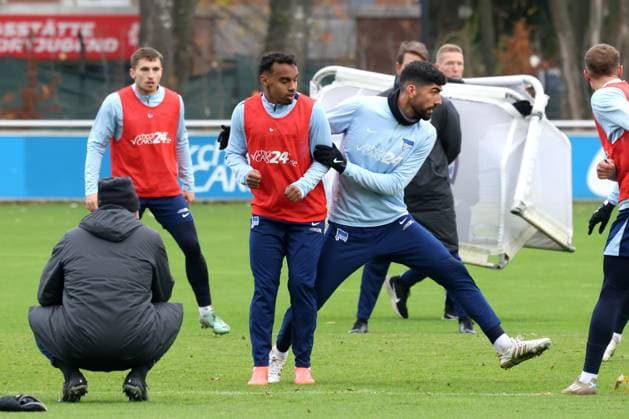 Sport Bilder des Tages DEU, DFL, 2. FBL Hertha BSC, Training, 13.11.2024, Sportforum, Berlin, DEU, DFL, 2. FBL Hertha BSC, Training, im Bild Bilal Hussein (Hertha BSC Berlin 14), Andreas Bouchalakis (Hertha BSC Berlin 5), Cheftrainer Cristian Fiel (Hertha BSC Berlin) DFL - regulations prohibit any use of Photographs as image sequences and or quasi-video Foto: Juergen Engler nordphoto GmbH