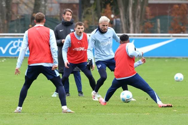 DEU, DFL, 2. FBL Hertha BSC, Training, 13.11.2024, Sportforum, Berlin, DEU, DFL, 2. FBL Hertha BSC, Training, im Bild Marten Winkler (Hertha BSC Berlin 22), Jonjoe Kenny (Hertha BSC Berlin 16), Michael Cuisance (Hertha BSC Berlin 27), Bilal Hussein (Hertha BSC Berlin 14) DFL - regulations prohibit any use of Photographs as image sequences and or quasi-video Foto: Juergen Engler nordphoto GmbH