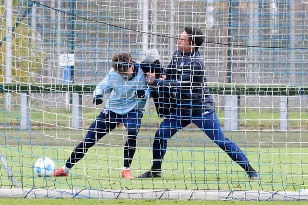 DEU, DFL, 2. FBL Hertha BSC, Training, 13.11.2024, Sportforum, Berlin, DEU, DFL, 2. FBL Hertha BSC, Training, im Bild Linus Gechter (Hertha BSC Berlin 44), Konditionstrainer Hendrik Kuchno (Hertha BSC Berlin) DFL - regulations prohibit any use of Photographs as image sequences and or quasi-video Foto: Juergen Engler nordphoto GmbH