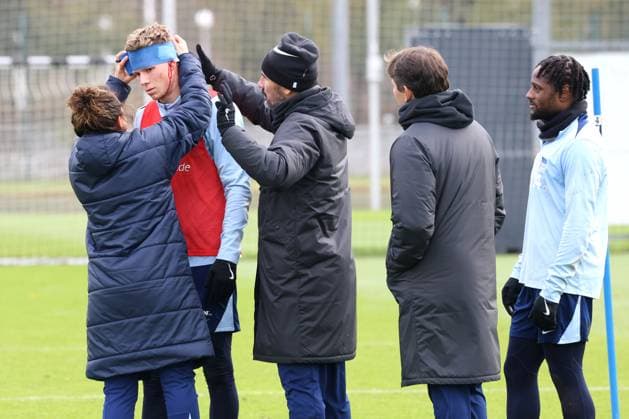 DEU, DFL, 2. FBL Hertha BSC, Training, 13.11.2024, Sportforum, Berlin, DEU, DFL, 2. FBL Hertha BSC, Training, im Bild Luca Schuler (Hertha BSC Berlin 18), verletzt am Ohr, Physiotherapeutin Anne Kaube (Hertha BSC), Cheftrainer Cristian Fiel (Hertha BSC Berlin), Co-Trainer Jaime Monroy (Hertha BSC Berlin), Deyovaisio Zeefuik (Hertha BSC Berlin 42) DFL - regulations prohibit any use of Photographs as image sequences and or quasi-video Foto: Juergen Engler nordphoto GmbH