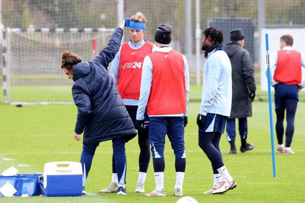 DEU, DFL, 2. FBL Hertha BSC, Training, 13.11.2024, Sportforum, Berlin, DEU, DFL, 2. FBL Hertha BSC, Training, im Bild Luca Schuler (Hertha BSC Berlin 18), verletzt am Ohr, Physiotherapeutin Anne Kaube (Hertha BSC), Deyovaisio Zeefuik (Hertha BSC Berlin 42), Palko Dardai (Hertha BSC Berlin 20) DFL - regulations prohibit any use of Photographs as image sequences and or quasi-video Foto: Juergen Engler nordphoto GmbH