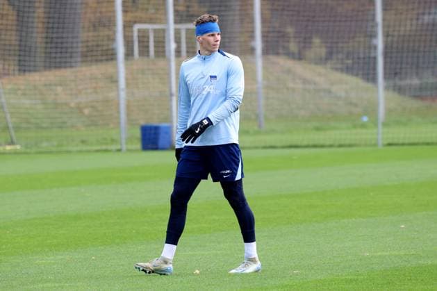 DEU, DFL, 2. FBL Hertha BSC, Training, 13.11.2024, Sportforum, Berlin, DEU, DFL, 2. FBL Hertha BSC, Training, im Bild Luca Schuler (Hertha BSC Berlin 18), verletzt am Ohr DFL - regulations prohibit any use of Photographs as image sequences and or quasi-video Foto: Juergen Engler nordphoto GmbH